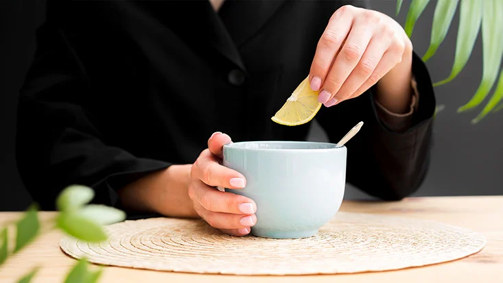 AIWA Kettle MIZUCHI-girl adding lemon to tea